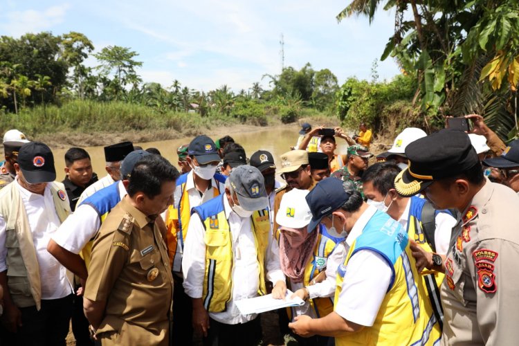 Jebol Diterjang Banjir, Menteri PUPR Tinjau Tanggul Keureutoe