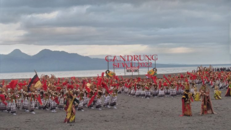 Tangis Haru Orang Tua Pecah di Festival Gandrung Sewu Banyuwangi