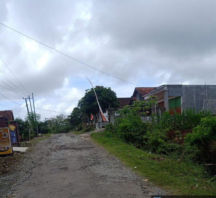 Jalan Kabupaten di Desa Panggunguni Rusak Parah