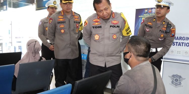 Kunker ke Banyuwangi, Kapolda Jatim Kunjungi Satpas dan Resmikan Gedung Satlantas