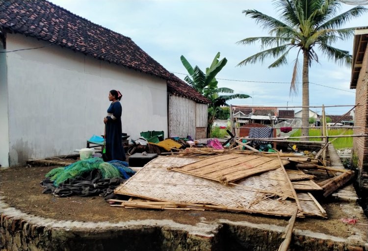 Diguyur Hujan Deras Disertai Angin Kencang, Rumah Warga Sumberanyar Roboh