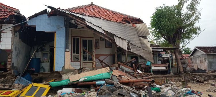 Sembilan Rumah Warga Gili Ketapang Rusak Dihantam Ombak