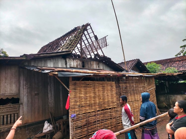 Rumah Tersambar Petir, Pemilik Rugi Jutaan Rupiah