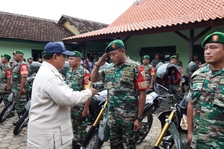 Menhan Prabowo Serahkan Puluhan Motor ke Prajurit TNI di Banyuwangi