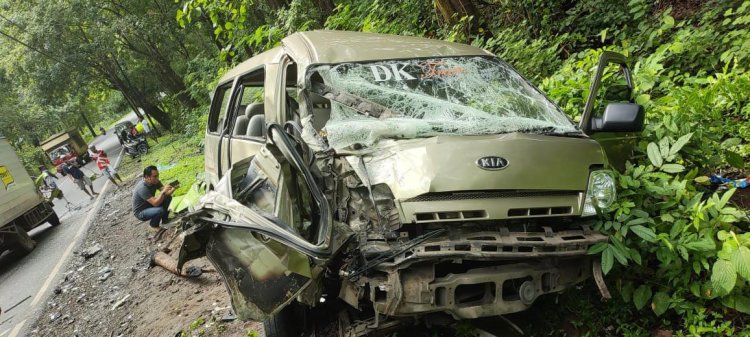 Tulang Lutut Kaki Sopir Truk Geser Usai Tabrakan dengan Minibus