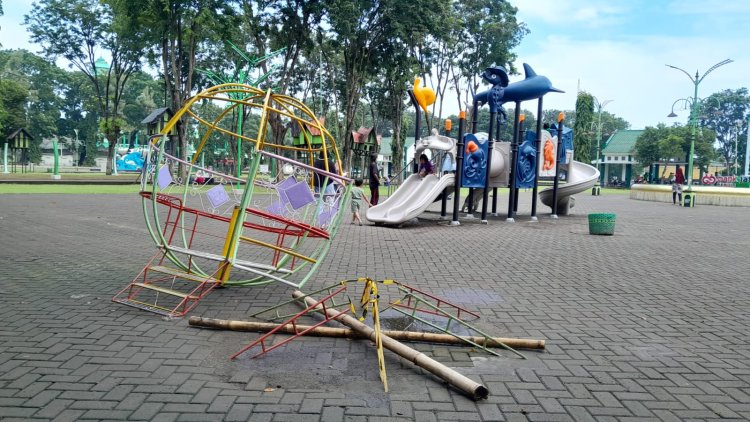 Fasilitas Permainan Anak di Alun-Alun Kota Probolinggo Rusak