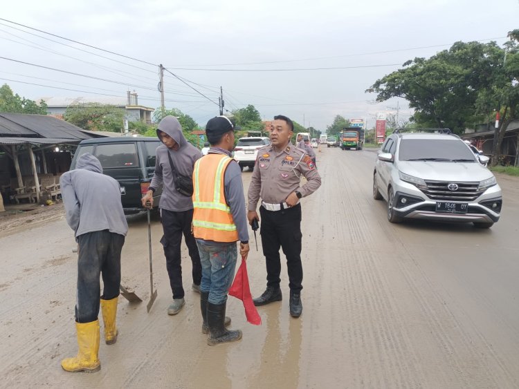 Tanah Liat Pembangunan Toll Probowangi Berserakan di Jalan, Puluhan Pengendara Terjatuh