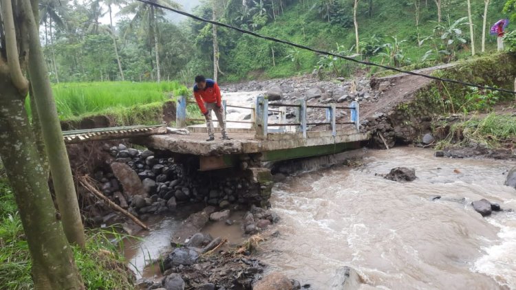 Dua Desa di Probolinggo Terisolasi Usai Jembatan Utama Terputus