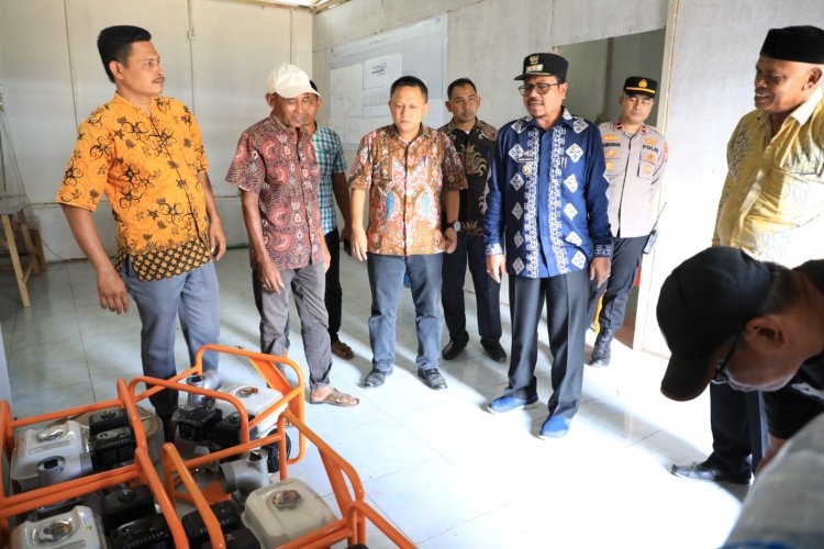 Pj Bupati Aceh Utara Serahkan Pompa untuk Petani di Meurah Mulia