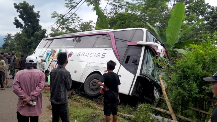 Bus Rombongan MA Al Azhar Depok Terlibat Kecelakaan Beruntun di Lereng Gunung Bromo