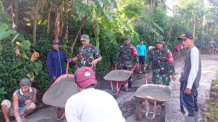 TNI bersama Warga Bangun Jalan Desa Bumirejo