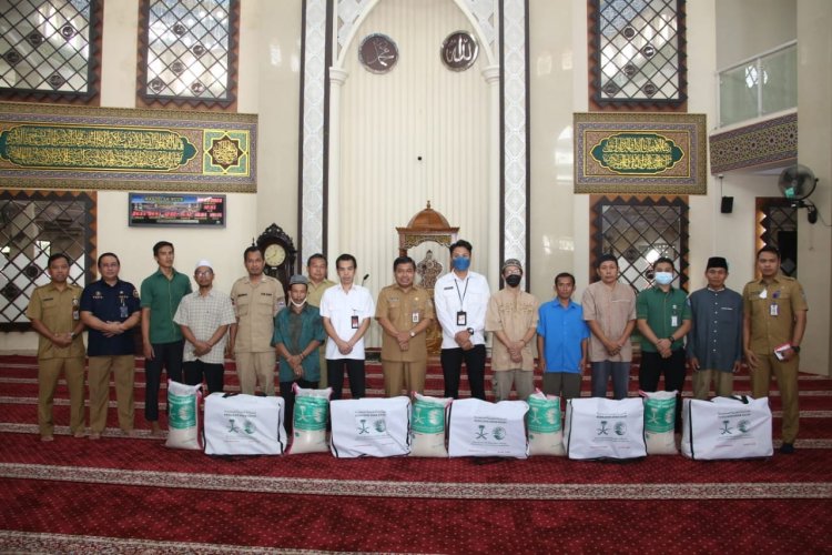 Sekjen Kemendagri Salurkan Bantuan Paket Pangan Ramadan dari Raja Salman