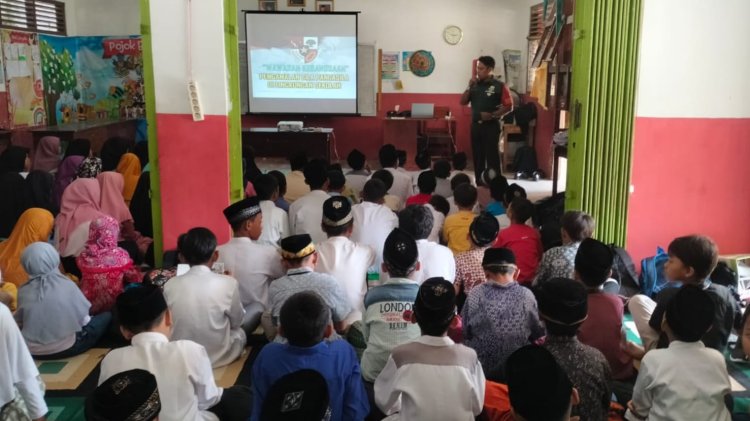 Prajurit TNI di Blitar Berikan Materi Wasbang Siswa Sekolah Dasar