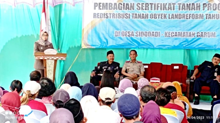 Bupati Blitar Serahkan Sertifikat Redis kepada Warga Desa Sidodadi