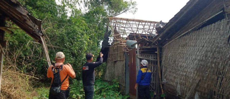 Dua Rumah Warga Battal Rusak Diterjang Angin Puting Beliung