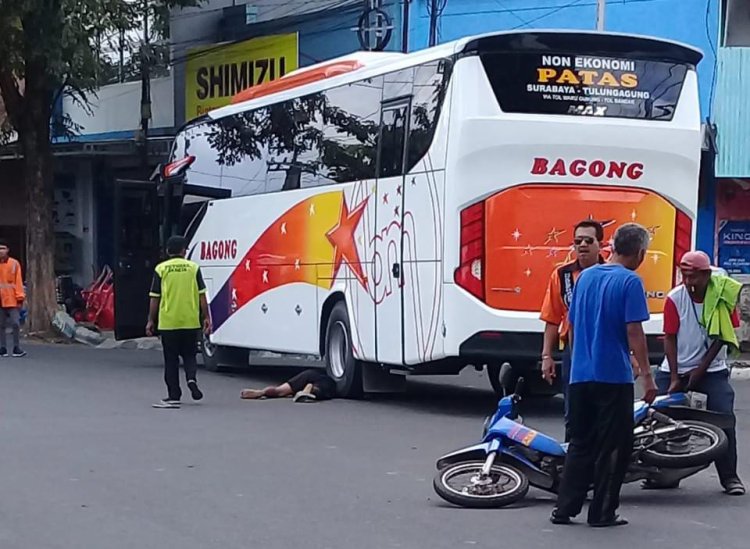 Laka Lantas di depan Pasar Wage Tulungagung, Pengendara motor terlindas oleh Bus Bagong.