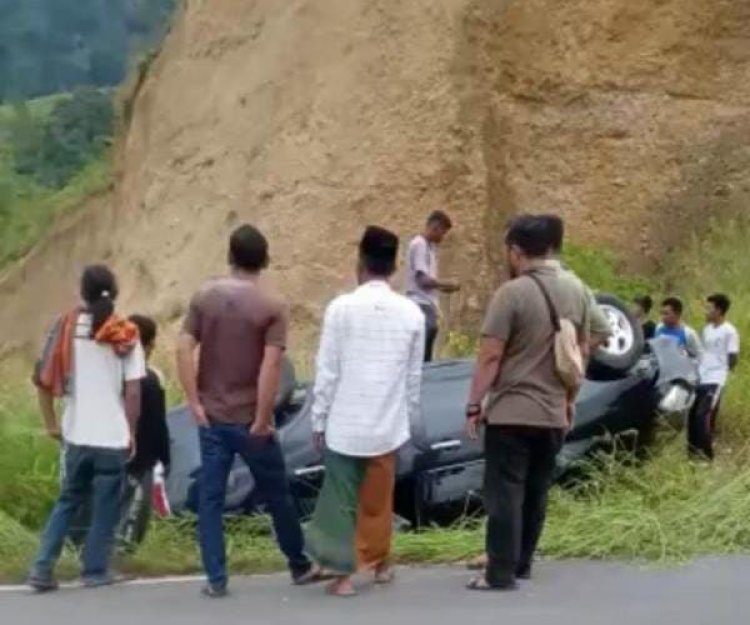 Mobil Innova Terguling hingga Hantam Tebing di Gayo Lues