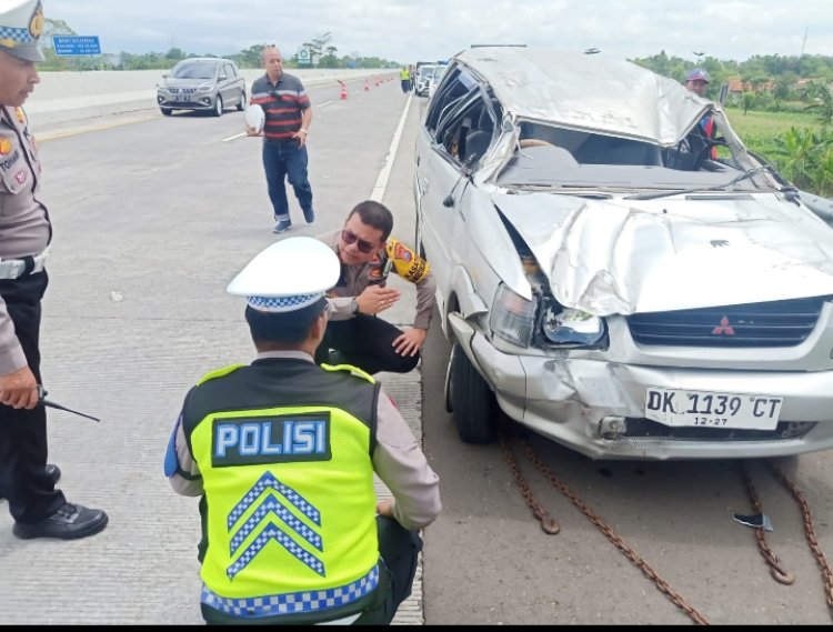 Pecah Ban, Minibus Tabrak Pembatas Jalan Tol Paspro