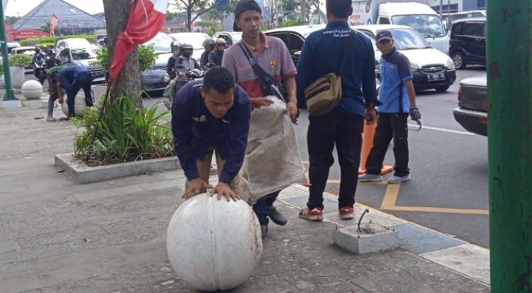 Puluhan Bola Beton, Lampu dan Pot di Alun-alun Jember Dipindahkan di Gudang Dinas PRKP Cipta Karya