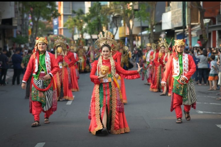 Penampilan Memukau, Kontingen PT Gudang Garam Raih Juara Parade Budaya di Surabaya