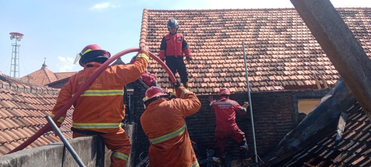 Gudang Bathok Kelapa Terbakar, Rumah Warga Nyaris Dilalap Api