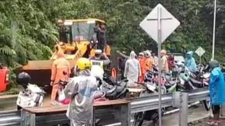 Satu Keluarga Tewas Tertimbun Longsor di Lumajang, Jalur Menuju Malang Ditutup