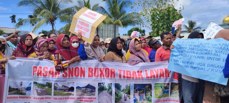 Ternyata Ini Alasan Ratusan Pedagang Pasar Mbilin Kayam Unjuk Rasa