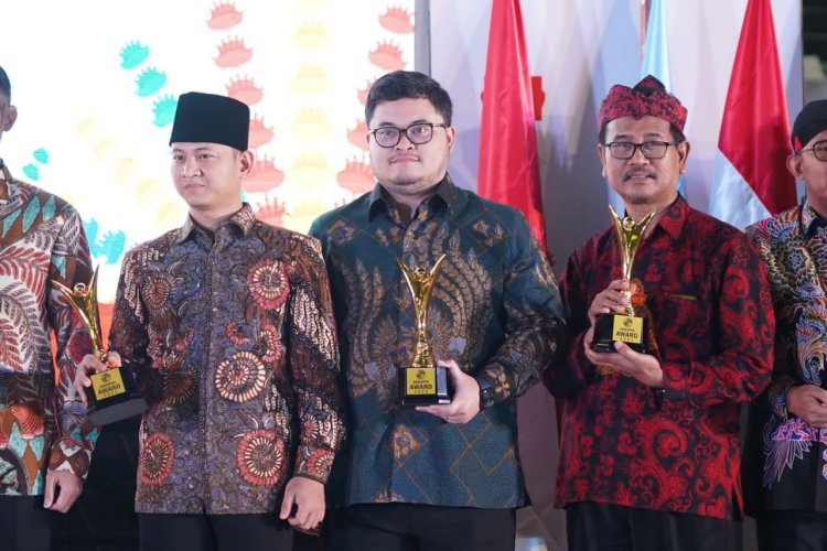 Bupati Kediri Dapat Penghargaan Pembina Koperasi Andalan dari Dekopin