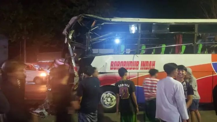 Sopir Truk Tewas Diseruduk Bus saat Ganti Ban