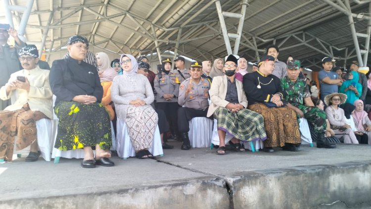 Hadiri Larung Sesaji di Pantai Tambakrejo, Bupati Blitar Berharap Kunjungan Wisata Bertambah