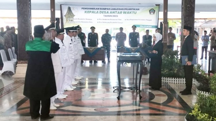 Bupati Blitar Rini Syarifah Lantik Kepala Desa PAW di Pendopo RHN