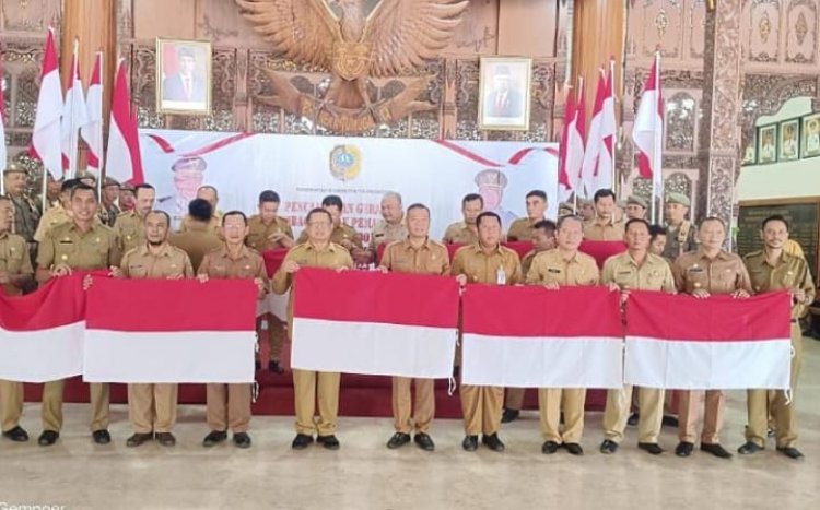 Bupati Tulungagung Bagikan 10 Ribu Bendera Merah Putih