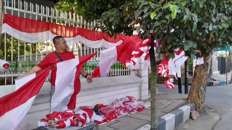 Pedagang Bendera Asal Garut Ini Raup Untung Hingga Jutaan Rupiah Per Hari di Probolinggo