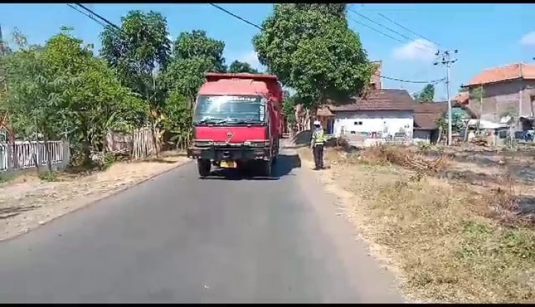 Ganggu Pengguna Jalan, Puluhan Drump Truk Bermuatan Tanah Uruk  Ditilang