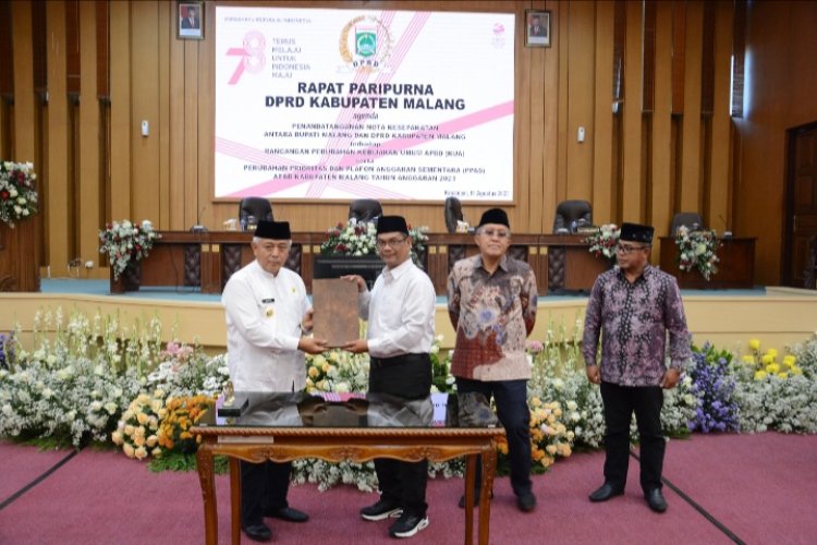 Penandatanganan Nota Kesepakatan Antara Bupati Malang Dan DPRD Kabupaten Malang Pada Rapat Paripurna Terhadap Rancangan Perubahan KUA serta PPAS