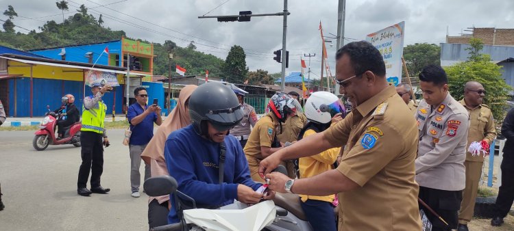 Bupati AFU Pimpin Aksi Bagi-bagi Bendera Merah Putih di Raja Ampat