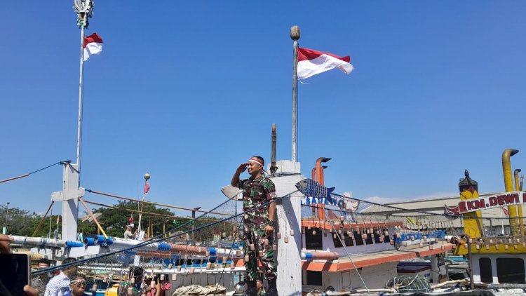 Tumbuhkan Nasionalisme Masyarakat, Dandim 0820 Ganti Bendera Usang Nelayan