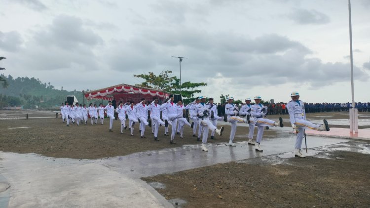 Pengibaran Bendera Merah Putih di Raja Ampat Berlangsung Hikmat