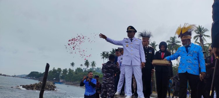 Usai Bendera Merah Putih Dikibarkan, Bupati dan Forkopimda Gelar Upacara Ziarah Laut