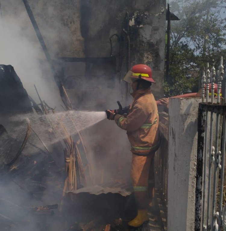 Masak Air Ditinggal Jaga Toko, Sebuah Rumah Di Probolinggo Ludes Terbakar