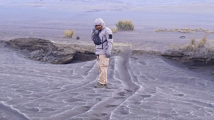 Suhu Capai 0 Derajat, Kaldera Bromo Berselimut Salju