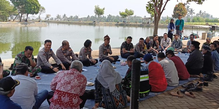 Jumat Curhat di Tumpang, Kapolres dan Warga Gayeng  di Pinggir Embung