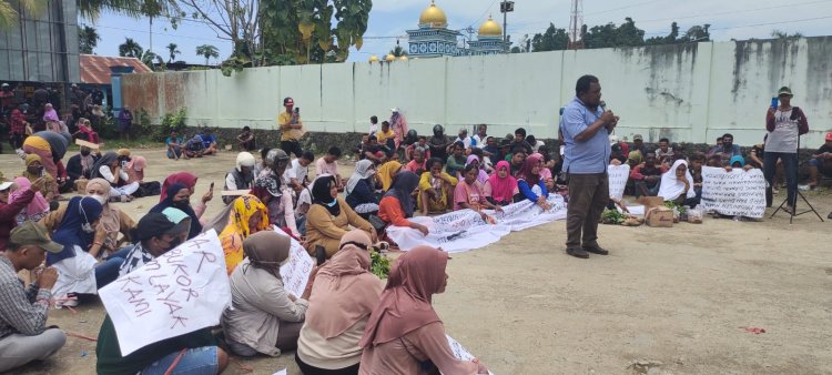 Minta Relokasi Ditangguhkan, Pedang Pasar Gelar Aksi di Kantor DPRK