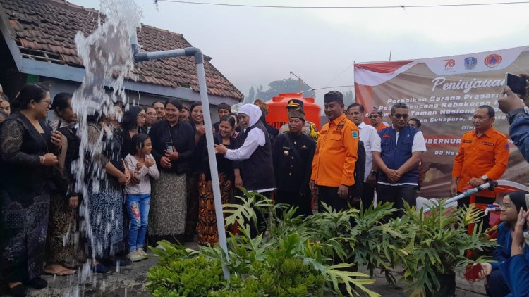 Gubernur Jatim Putar Kran Air Bersih Pertama Bersama Masyarakat Tengger