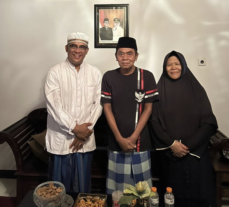 Keakraban H. Imam dan Nyai Khoirani Jadi Perhatian, Keduanya Disebut Cocok 'Bergandengan'