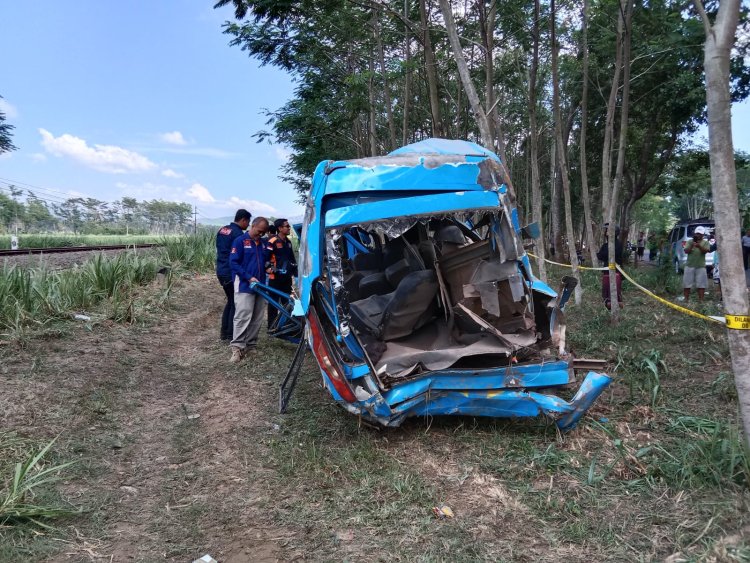 Kesaksian Kerabat Korban Laka Maut KA Probowangi vs Elf