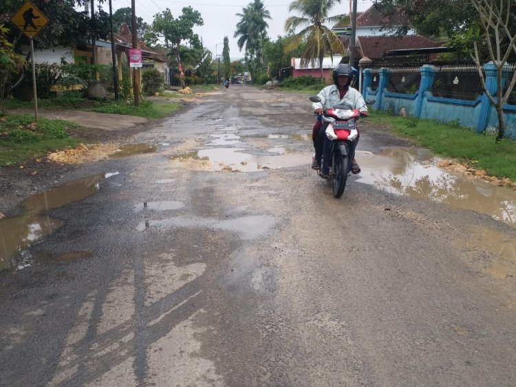 Setahun Lebih Jalan Bantur Malang Rusak Dibiarkan