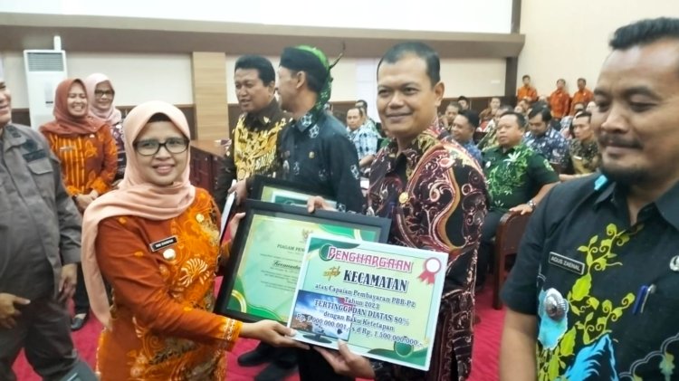 Bupati Beri Reward  Kecamatan di Blitar Ini, Target PBB Capai 80 Persen