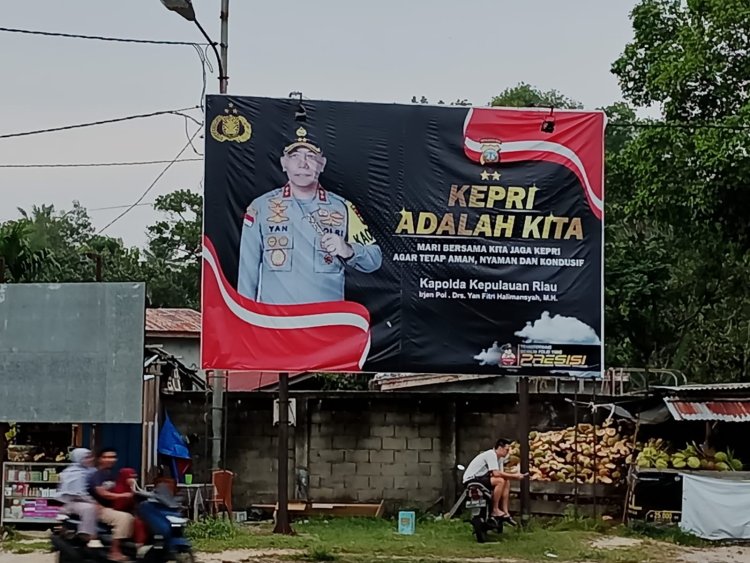 Baliho Imbauan Kapolda Kepri Tertutup Baliho Pemkab Lingga Jadi Polemik