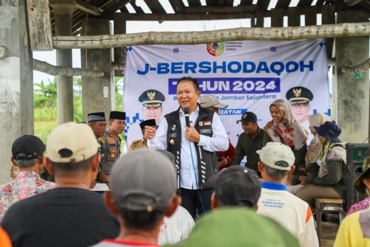 Bupati Jember Berikan Bantuan Pupuk Organik Si-Jempol ke Petani